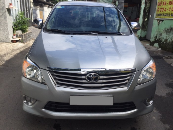 Bán chiếc Toyota Innova phiên bản 2.0E màu bạc đời 2013
