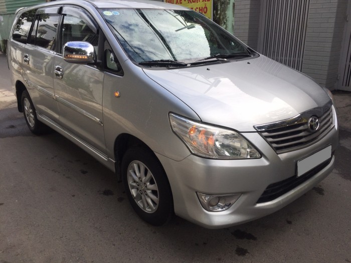 Bán chiếc Toyota Innova phiên bản 2.0E màu bạc đời 2013