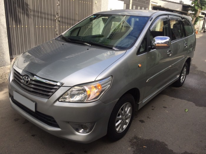 Bán chiếc Toyota Innova phiên bản 2.0E màu bạc đời 2013