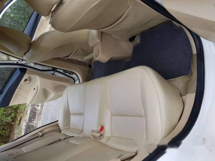 Nhà em bán chiếc VIOS 2017 màu trắng số sàn