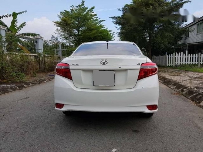 Nhà em bán chiếc VIOS 2017 màu trắng số sàn