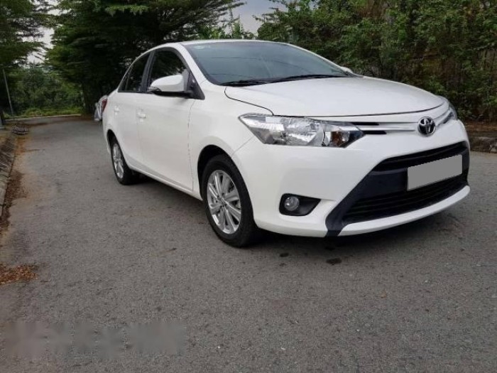 Nhà em bán chiếc VIOS 2017 màu trắng số sàn