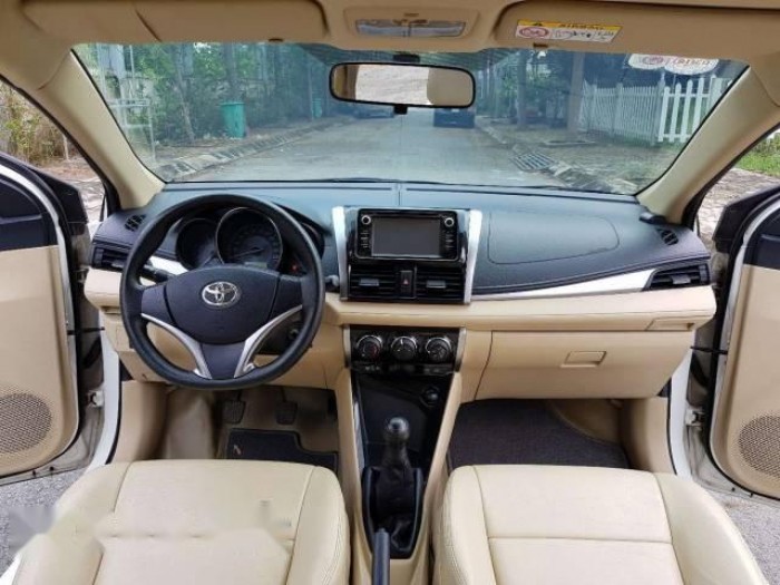 Nhà em bán chiếc VIOS 2017 màu trắng số sàn
