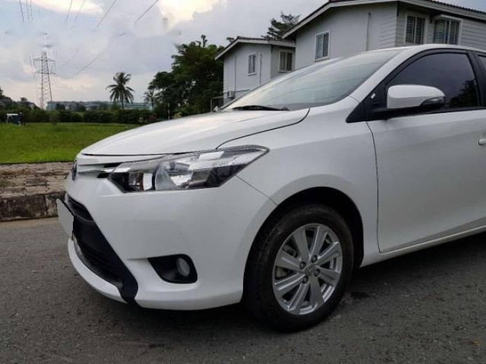 Nhà em bán chiếc VIOS 2017 màu trắng số sàn