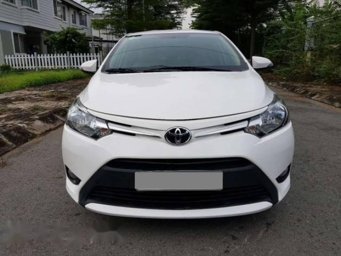 Nhà em bán chiếc VIOS 2017 màu trắng số sàn