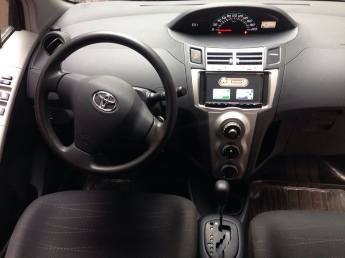 Bán xe Toyota Yaris 2010 màu đỏ tự động nhập Nhật
