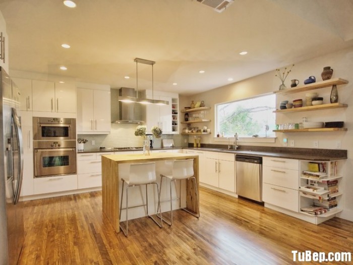 Tủ bếp Acrylic trắng kết hợp bàn đảo mang lại không gian bếp tiện nghi rộng rãi0