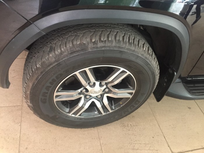 Bán Toyata Fortuner sx 2017 màu đen chạy lướt