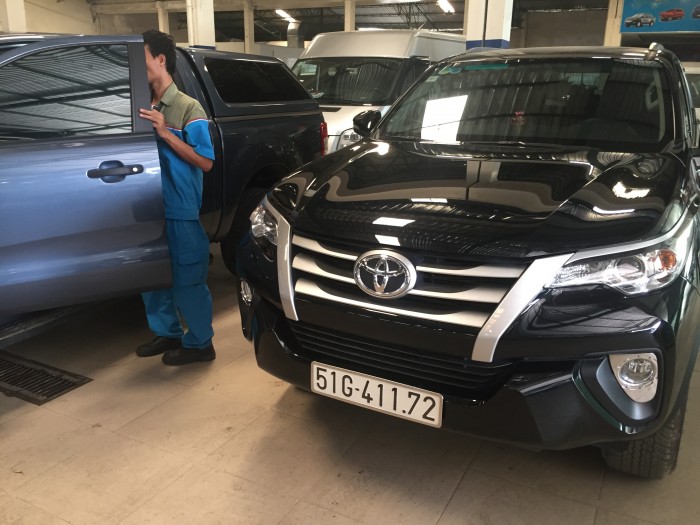 Bán Toyata Fortuner sx 2017 màu đen chạy lướt