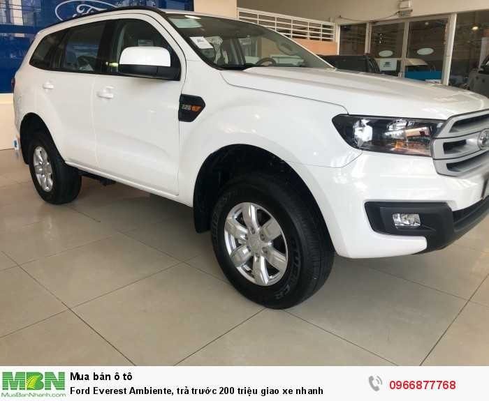 Ford Everest Ambiente, trả trước 200 triệu giao xe nhanh