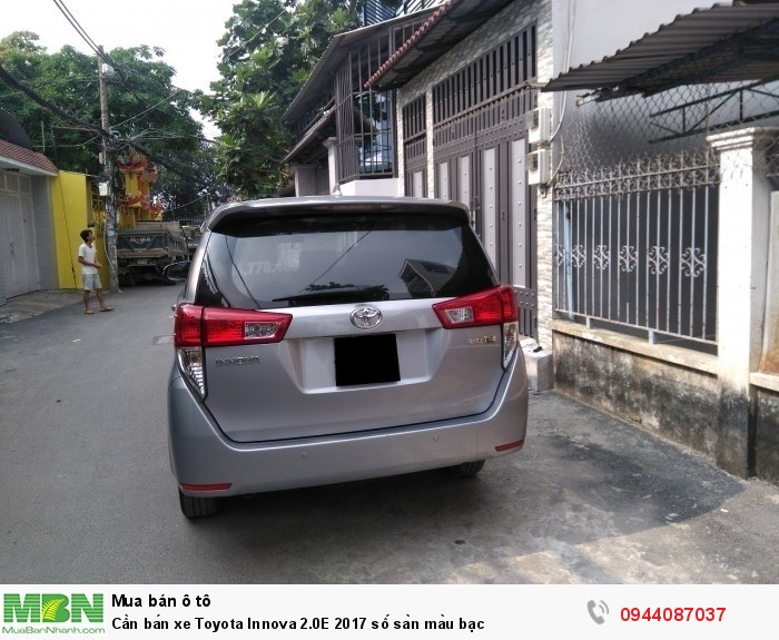 Cần bán xe Toyota Innova 2.0E 2017 số sàn màu bạc