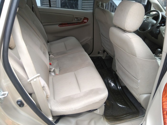 Cần bán chiếc Innova 2013 số tự động màu vàng cát zin