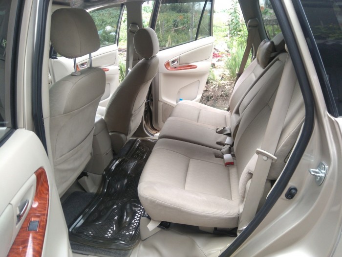 Cần bán chiếc Innova 2013 số tự động màu vàng cát zin