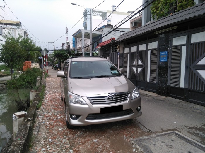 Cần bán chiếc Innova 2013 số tự động màu vàng cát zin