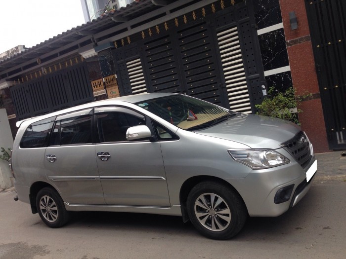 Cần bán xe Innova 2015 số sàn màu bạc, xe nhà lăn bánh được 45.000 km
