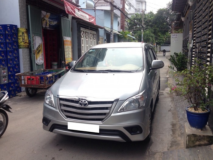 Cần bán xe Innova 2015 số sàn màu bạc, xe nhà lăn bánh được 45.000 km