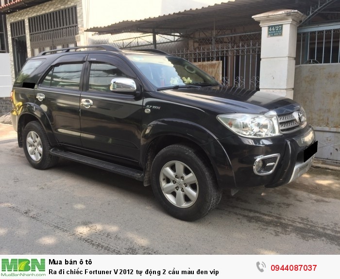 Ra đi chiếc Fortuner V 2012 tự động 2 cầu màu đen vip