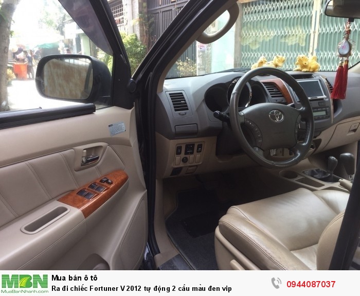 Ra đi chiếc Fortuner V 2012 tự động 2 cầu màu đen vip