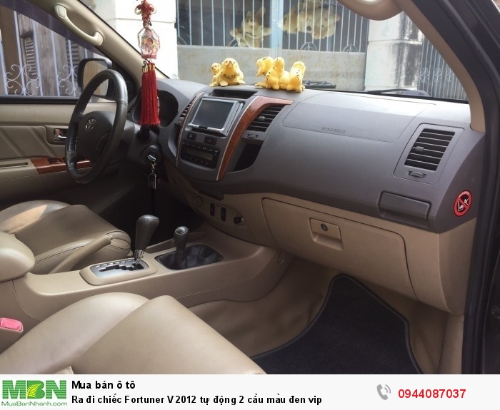 Ra đi chiếc Fortuner V 2012 tự động 2 cầu màu đen vip