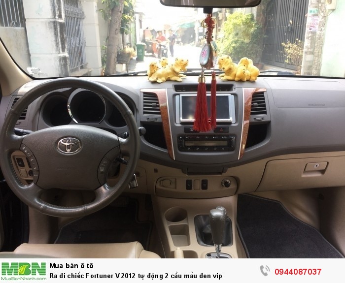 Ra đi chiếc Fortuner V 2012 tự động 2 cầu màu đen vip