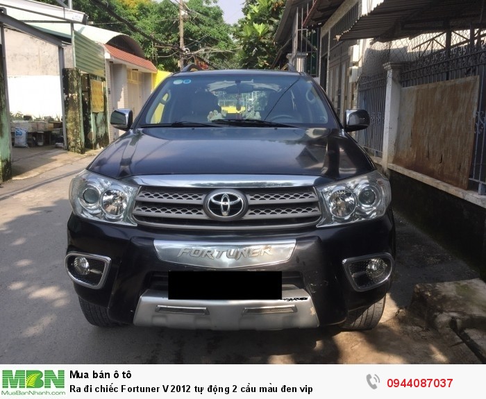 Ra đi chiếc Fortuner V 2012 tự động 2 cầu màu đen vip