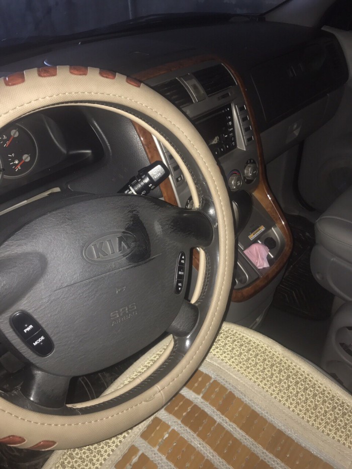 Tôi cần bán gấp xe Kia Canival 2008 tự động màu đen zin cực đẹp.