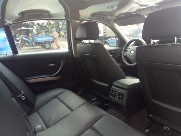 Bán rẻ chiếc BMW 320i 2.0AT màu trắng model 2011 Sx 2010