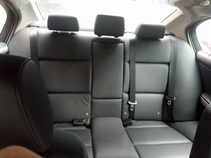 Bán rẻ chiếc BMW 320i 2.0AT màu trắng model 2011 Sx 2010