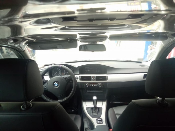 Bán rẻ chiếc BMW 320i 2.0AT màu trắng model 2011 Sx 2010