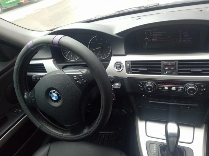 Bán rẻ chiếc BMW 320i 2.0AT màu trắng model 2011 Sx 2010