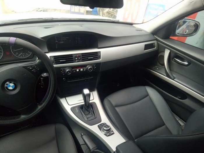Bán rẻ chiếc BMW 320i 2.0AT màu trắng model 2011 Sx 2010