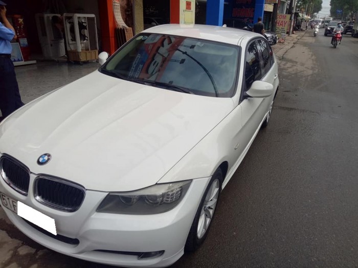 Bán rẻ chiếc BMW 320i 2.0AT màu trắng model 2011 Sx 2010