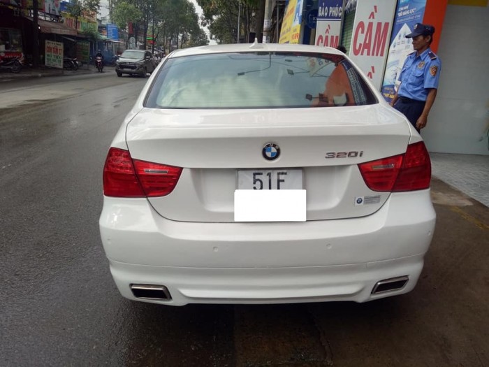 Bán rẻ chiếc BMW 320i 2.0AT màu trắng model 2011 Sx 2010