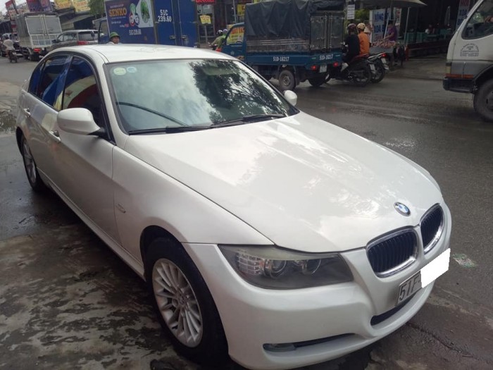 Bán rẻ chiếc BMW 320i 2.0AT màu trắng model 2011 Sx 2010