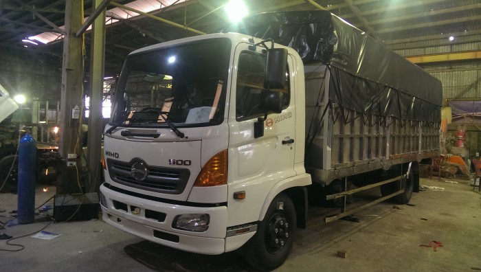 Xe tải Hino 6,4 tấn mui bạt thùng Inox