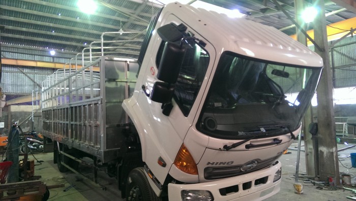 Xe tải Hino 6,4 tấn mui bạt thùng Inox