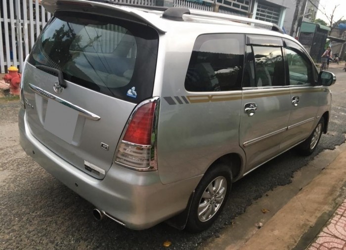 Xây nhà kẹt tiền bán Innova 2010 số sàn màu bạc xe đẹp chính chủ.