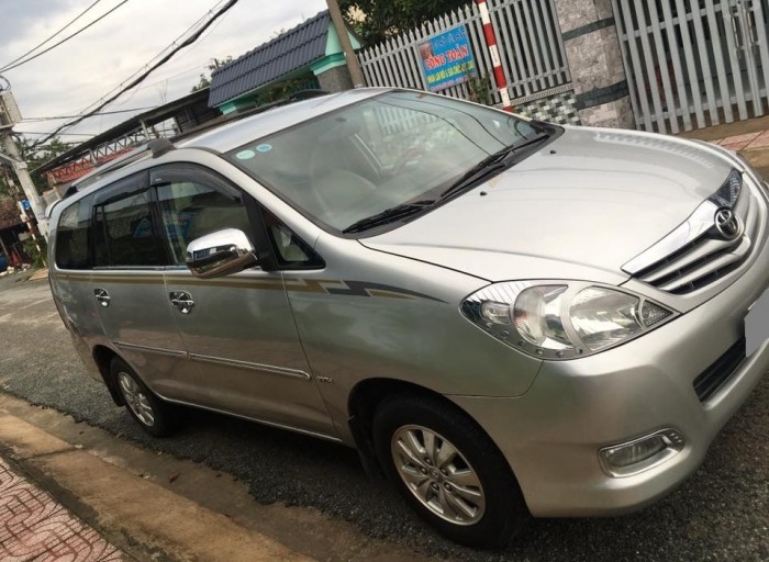 Xây nhà kẹt tiền bán Innova 2010 số sàn màu bạc xe đẹp chính chủ.