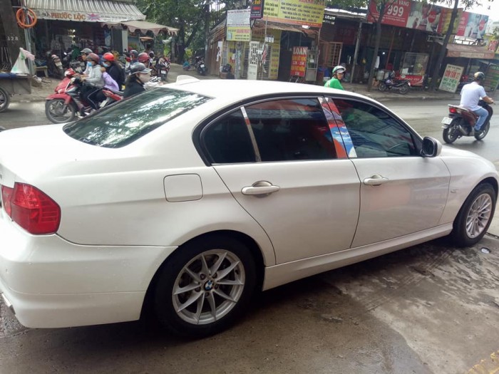 Kẹt tiền bán BMW 320i 2.0AT màu trắng model 2011