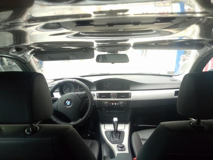 Kẹt tiền bán BMW 320i 2.0AT màu trắng model 2011