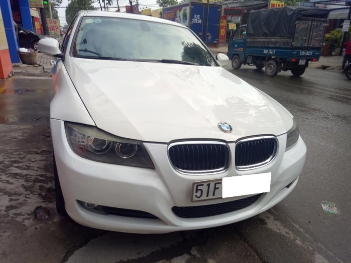 Kẹt tiền bán BMW 320i 2.0AT màu trắng model 2011