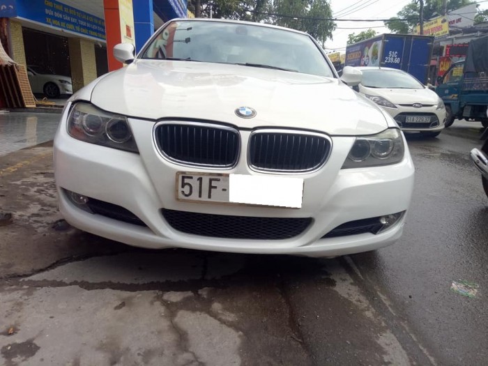 Kẹt tiền bán BMW 320i 2.0AT màu trắng model 2011