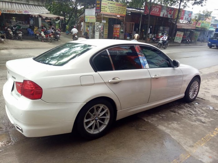 Kẹt tiền bán BMW 320i 2.0AT màu trắng model 2011