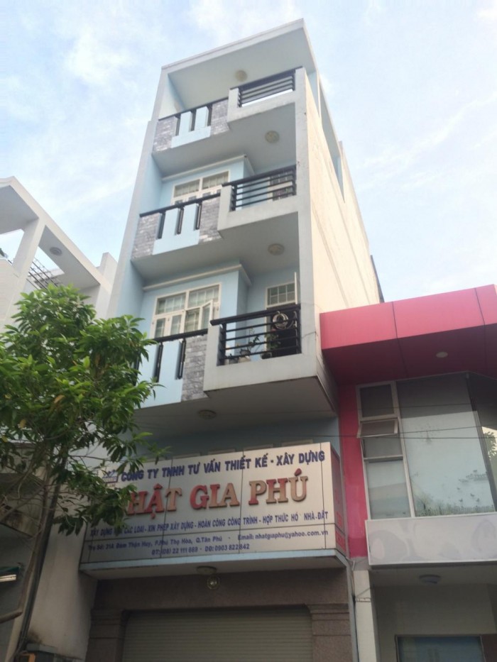 Cần tiền bán nhà gấp nhà mặt tiền đường 20m Đàm Thận Huy, Q. Tân Phú.