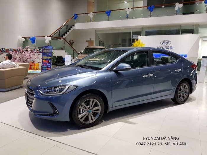 Xe Hyundai Elantra màu xanh lam, giá sốc tháng 11, rẻ nhất thị trường