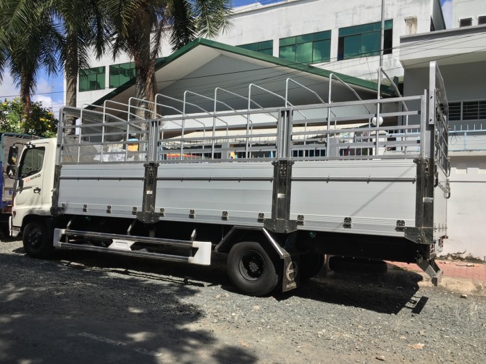 Giá xe  tải Hino FC mui bạt bửng nhôm giá tốt