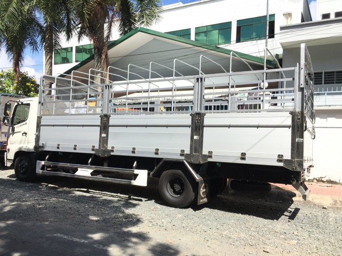 Giá xe tải Hino FC mui bạt bửng nhôm giá tốt