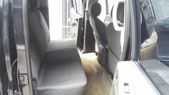 Nhà em bán xe bán tải Nissan Navara sx 2013 màu đen 2 cầu xe nhập khẩu