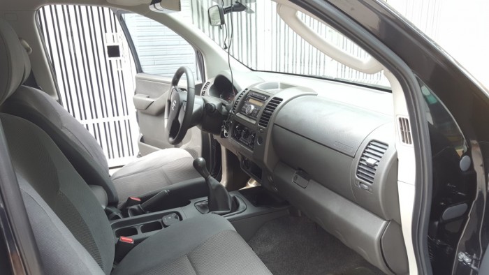 Nhà em bán xe bán tải Nissan Navara sx 2013 màu đen 2 cầu xe nhập khẩu