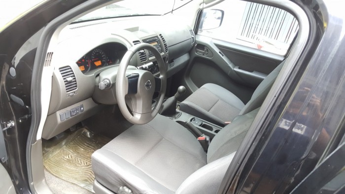Nhà em bán xe bán tải Nissan Navara sx 2013 màu đen 2 cầu xe nhập khẩu